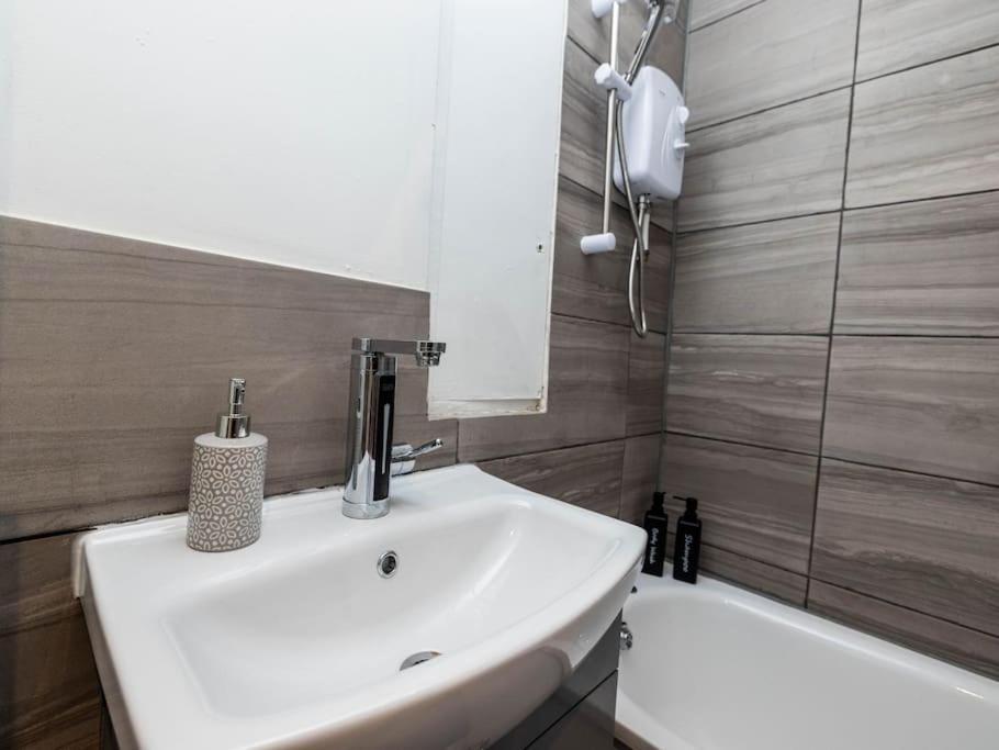 1 Bedroom-Sofabed-Worktable-4-Wifi-Parking Londres Extérieur photo